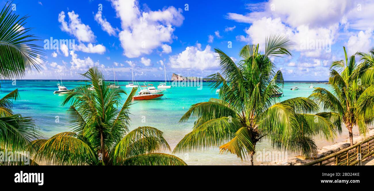 Hermosa Cap Malheureux, vista con mar turquesa y palmeras, isla Mauricio. Foto de stock