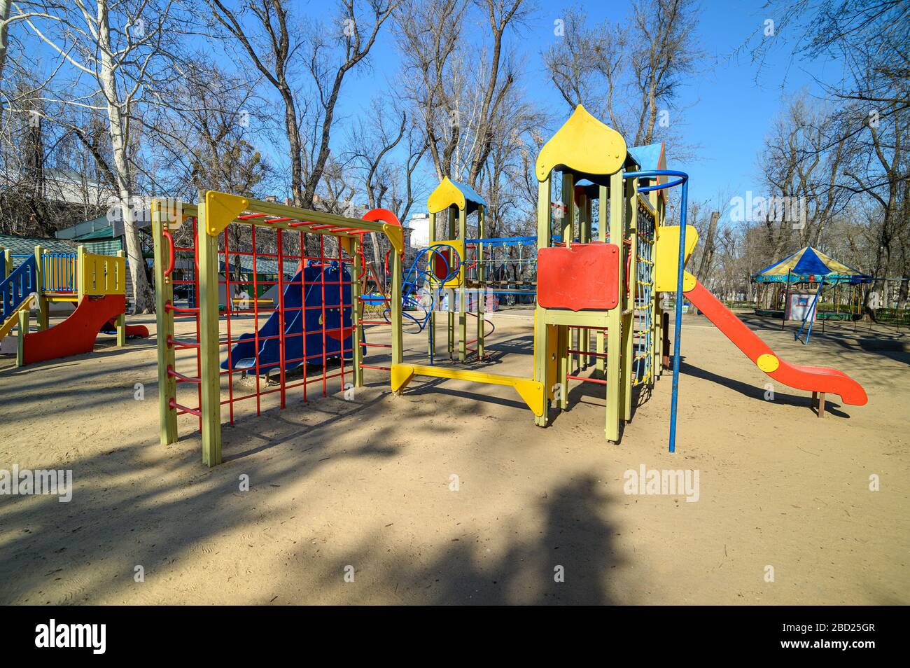 Parque infantil vacío en el parque de la plaza de la catedral en el centro de Chisinau, Moldova durante el estado de emergencia por la amenaza del virus Covid-19 Foto de stock