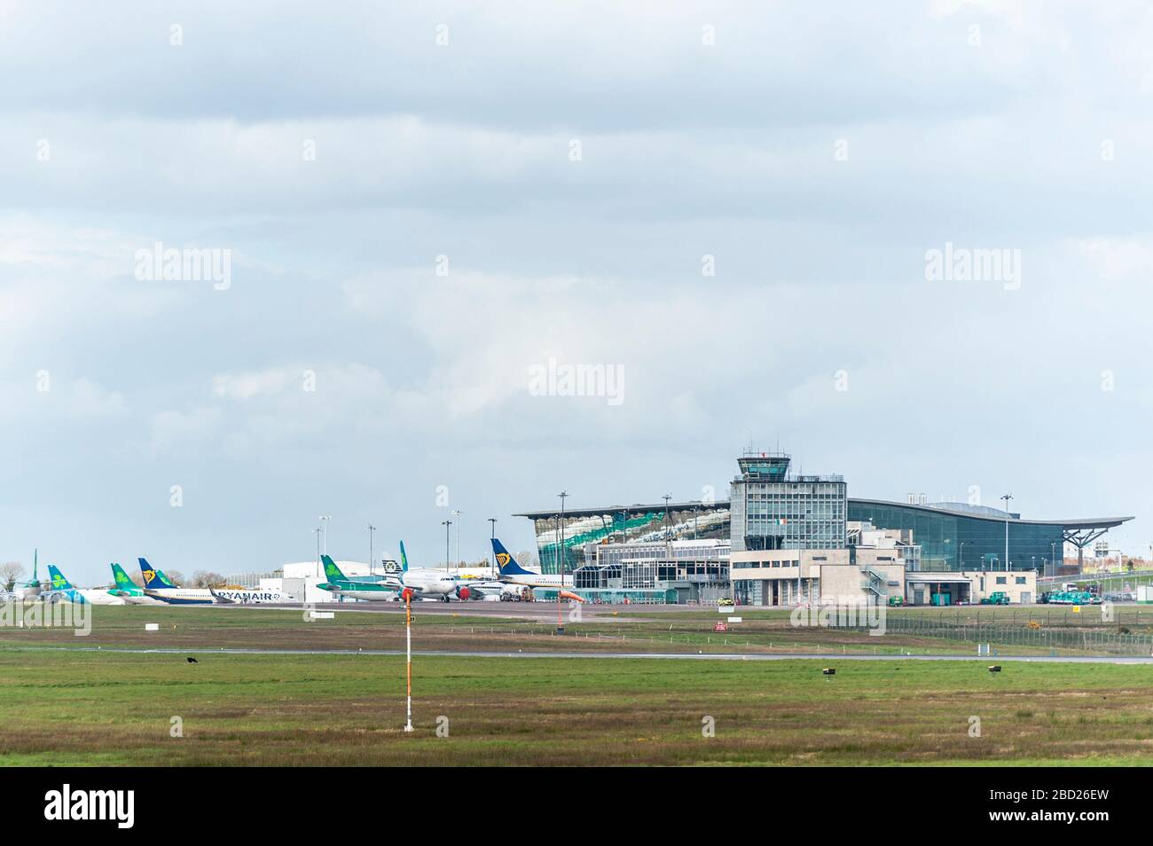 Cork, Irlanda. 6 de abril de 2020. Los aviones AER Lingus y Ryanair se asientan en el delantal del aeropuerto de Cork debido a la pandemia de Covid-19. Se han cancelado todos los vuelos de Cork, excepto algunos. Crédito: Andy Gibson/Alamy Live News Foto de stock