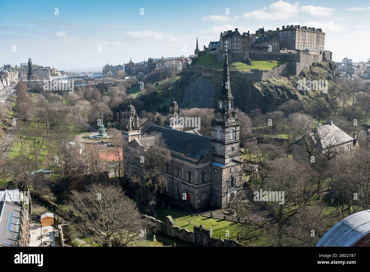 Vistas a la iglesia parroquial de St Cuthbert y al castillo de Edimburgo. Foto de stock