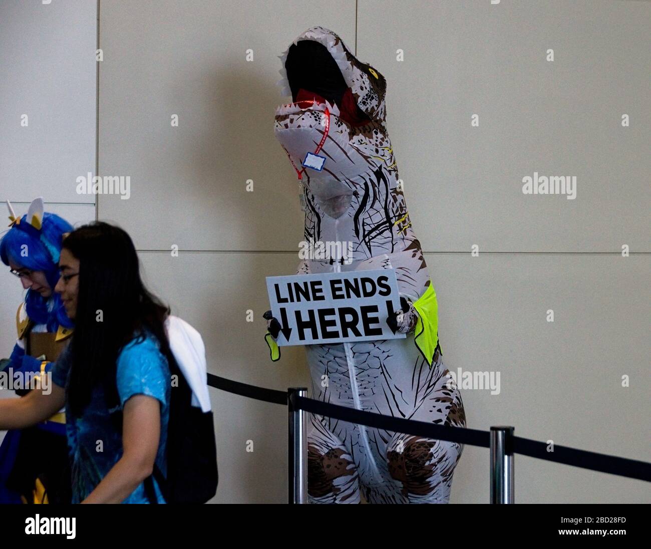 Cosjugador de dinosaurios sosteniendo un cartel dentro de Animazement (Raleigh Convention Center) 24 de mayo de 2019, Raleigh North Carolina Foto de stock