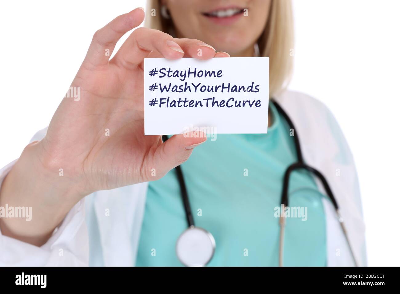 Permanecer en casa hashtag stayhome aplanar la curva Corona virus coronavirus enfermedad mujer mujer doctor salud saludable con signo Foto de stock