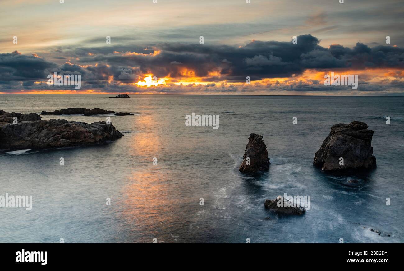 North Saberanes Sunset, sea Stacks, Garrapata State Park, Big Sur, California, Estados Unidos Foto de stock