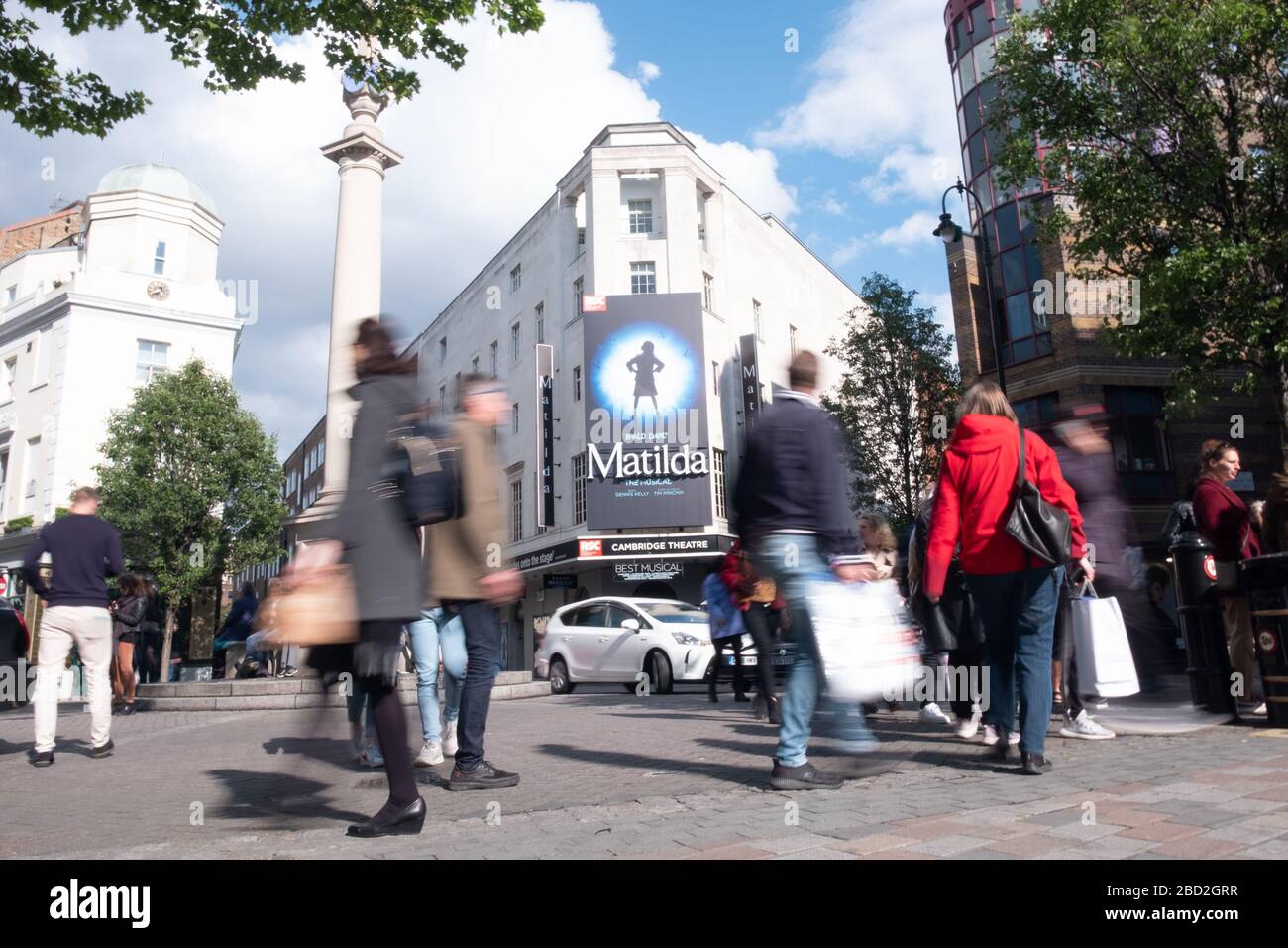 LONDRES- el Teatro Cambridge en Severn Dials en el West End londinense mostrando Matilda el Musical Foto de stock