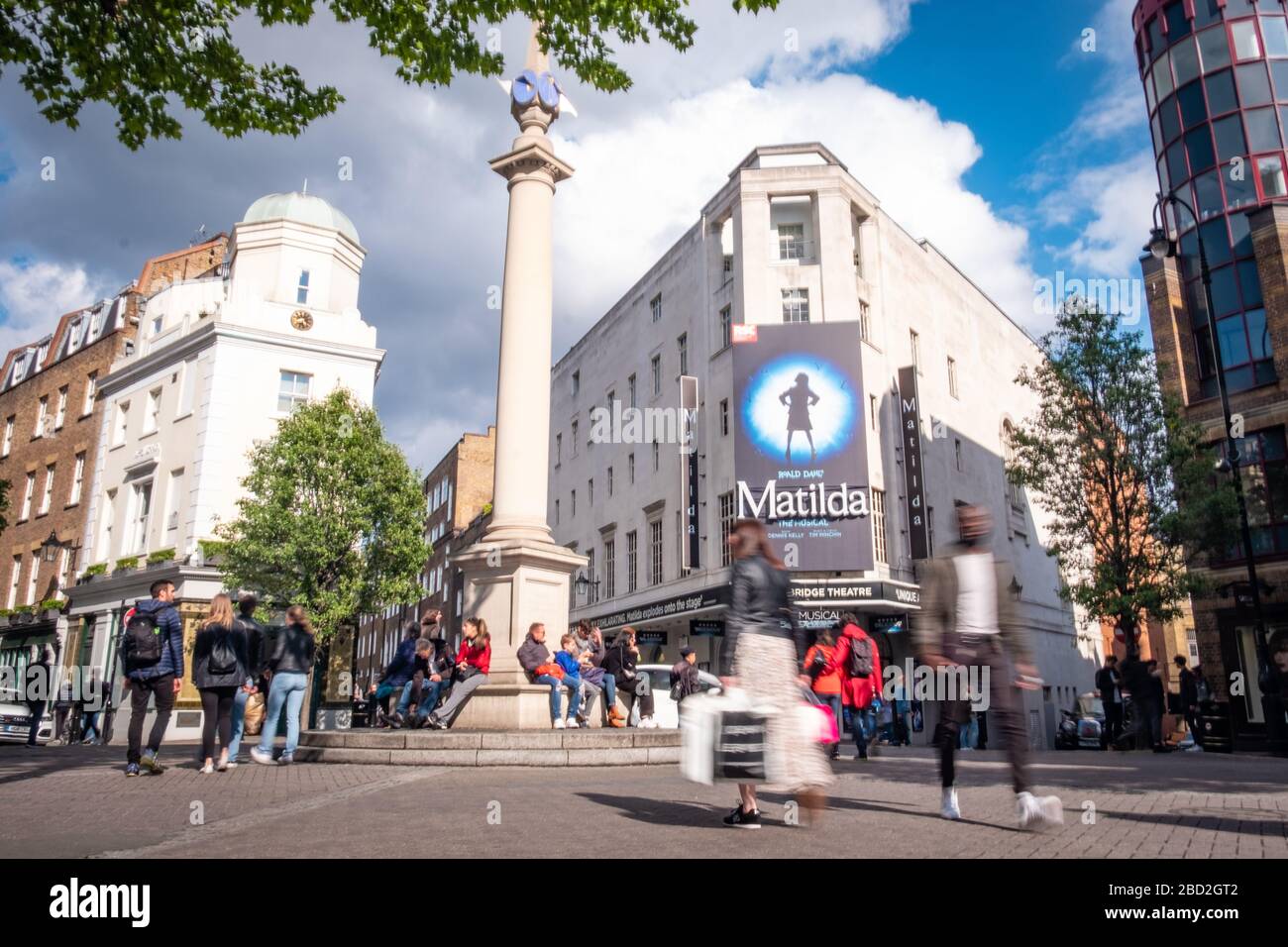 LONDRES- el Teatro Cambridge en Severn Dials en el West End londinense mostrando Matilda el Musical Foto de stock