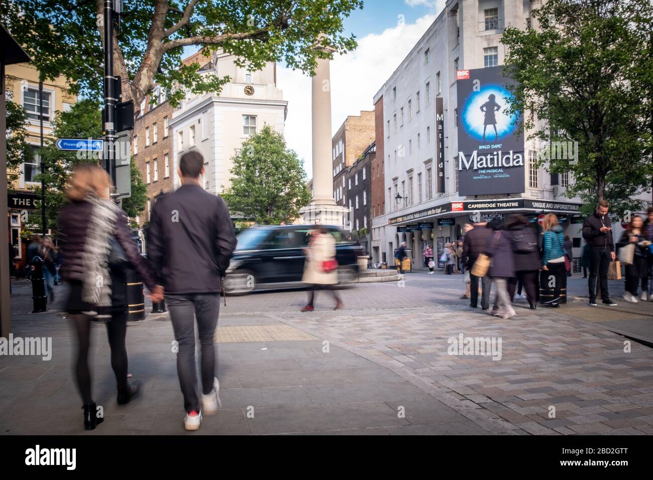 LONDRES- el Teatro Cambridge en Severn Dials en el West End londinense mostrando Matilda el Musical Foto de stock