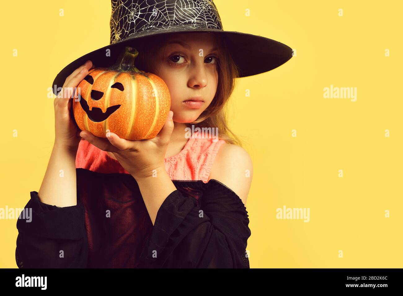 Niño caucásico feliz, vestido como un pirata jugando con monedas y confeti  sobre fondo blanco. Niño pequeño y concepto de vestuario Fotografía de  stock - Alamy