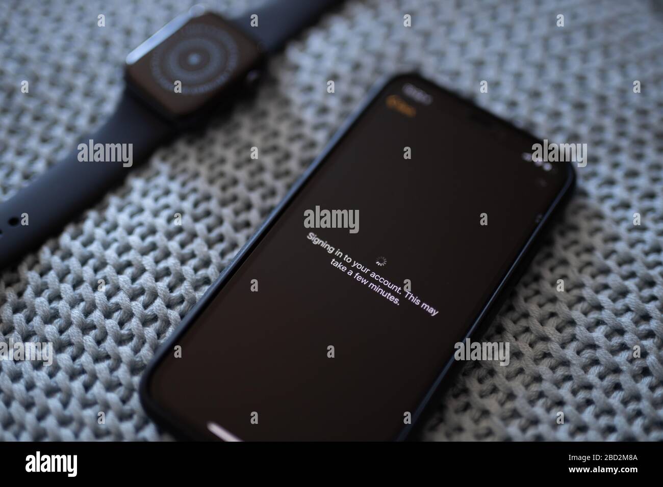 Emparejamiento del nuevo Apple Watch serie 5 con iPhone XS y canto en el perfil Foto de stock