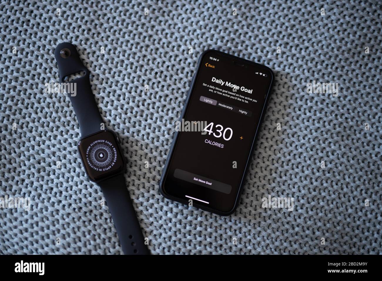 Emparejando el nuevo Apple Watch serie 5 con el iPhone XS y configurar calorías objetivo de movimiento diario Foto de stock