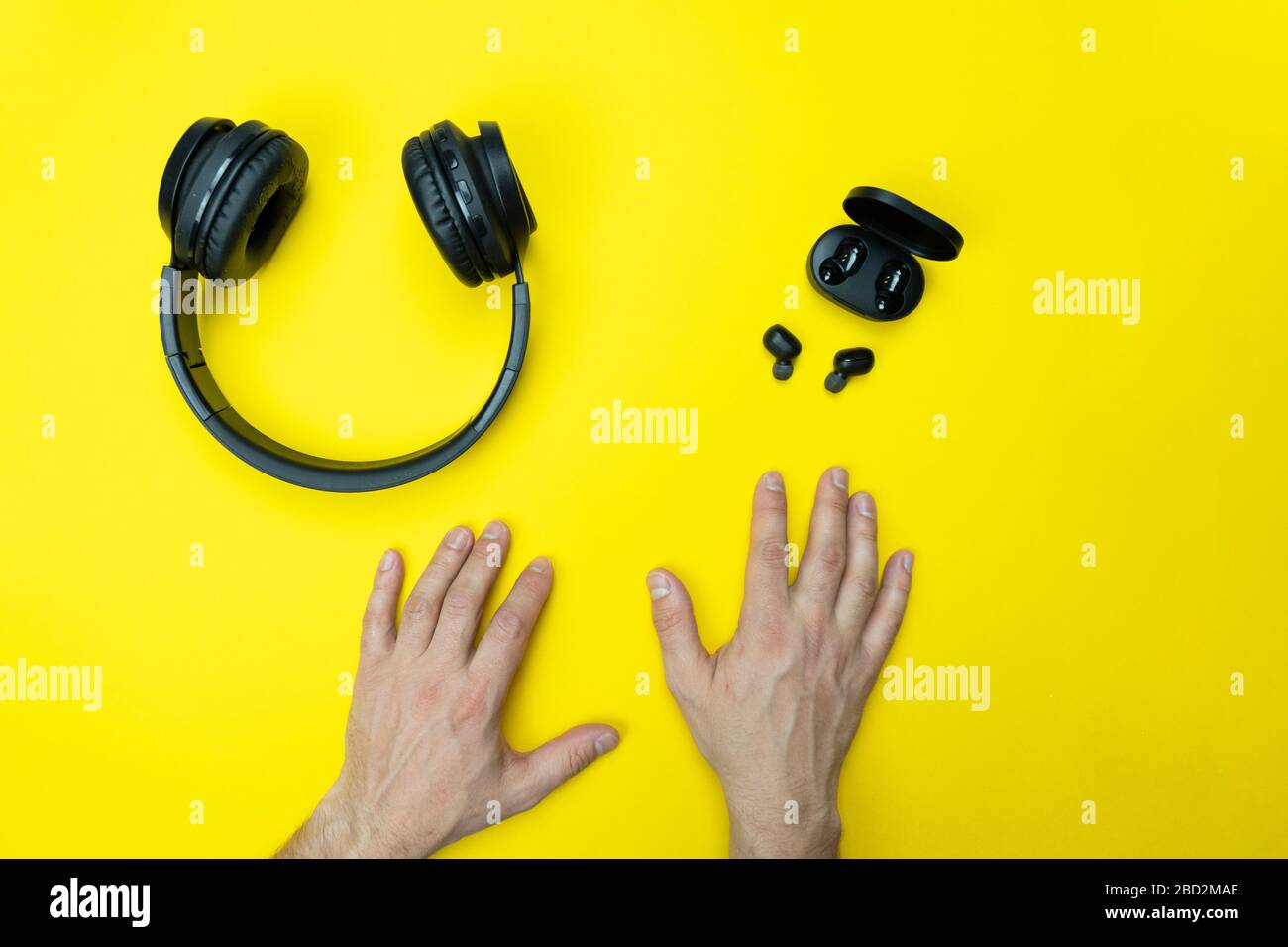 auriculares inalámbricos grandes frente a auriculares pequeños Fotografía  de stock - Alamy