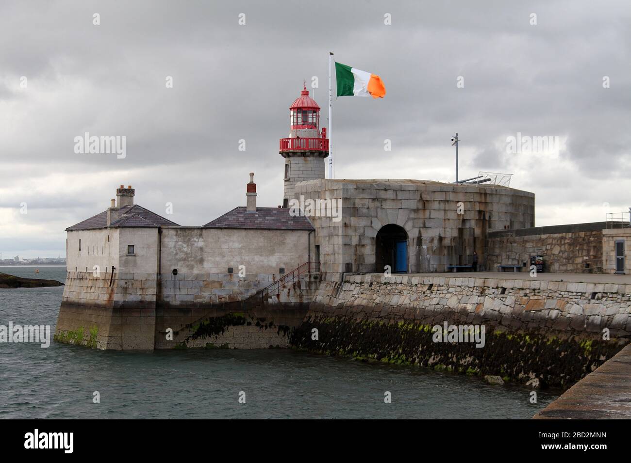 Bandera Nacional de Irlanda volando en el faro de Dun Laoghaire en el condado de Dublín Foto de stock