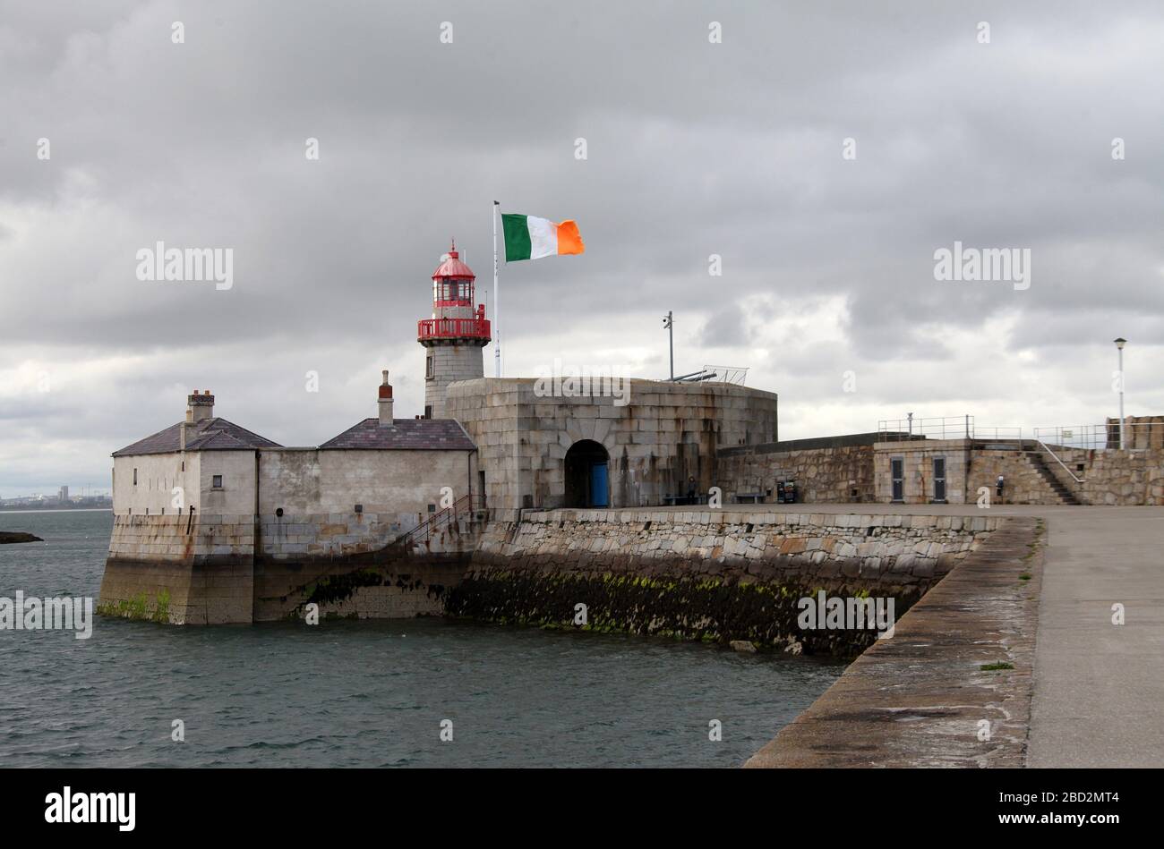 Bandera Nacional de Irlanda volando en el faro de Dun Laoghaire en el condado de Dublín Foto de stock