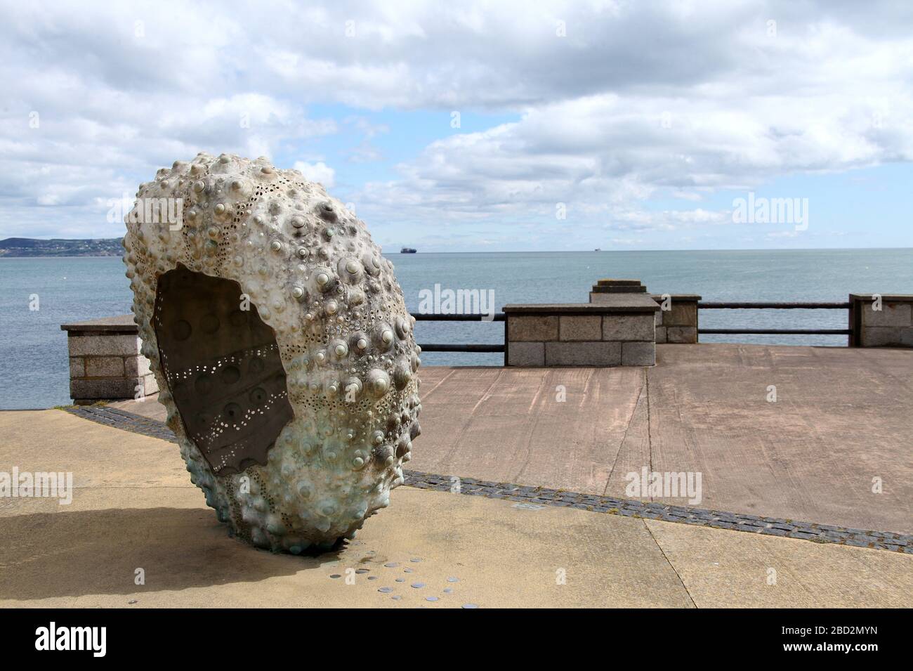 Escultura de erizos de mar llamada Patria por Rachel Joynt en la costa sur de Irlanda Foto de stock