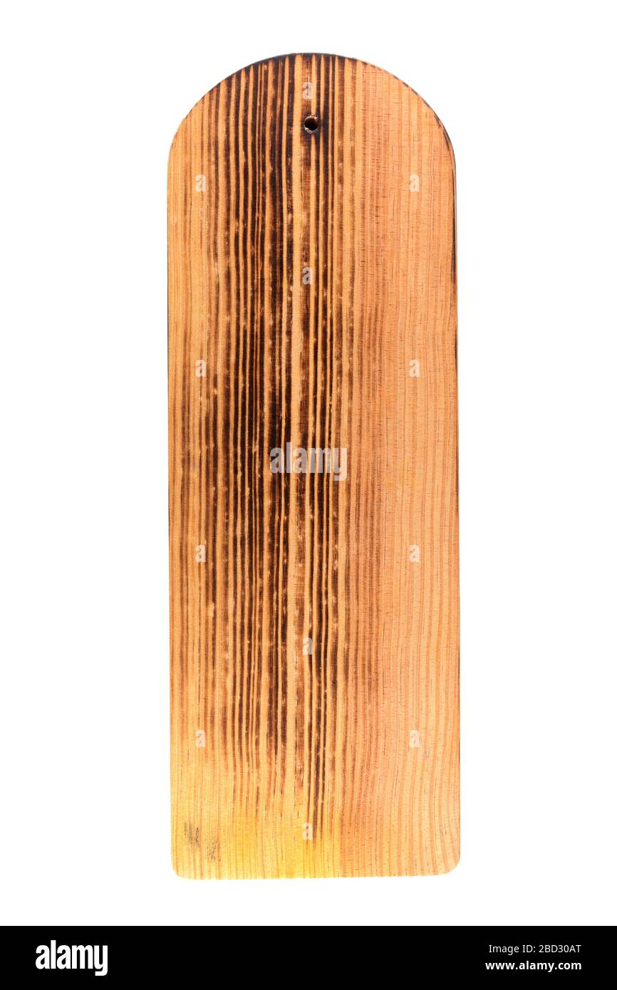 Tabla de corte de madera usada marrón rectangular aislada sobre fondo