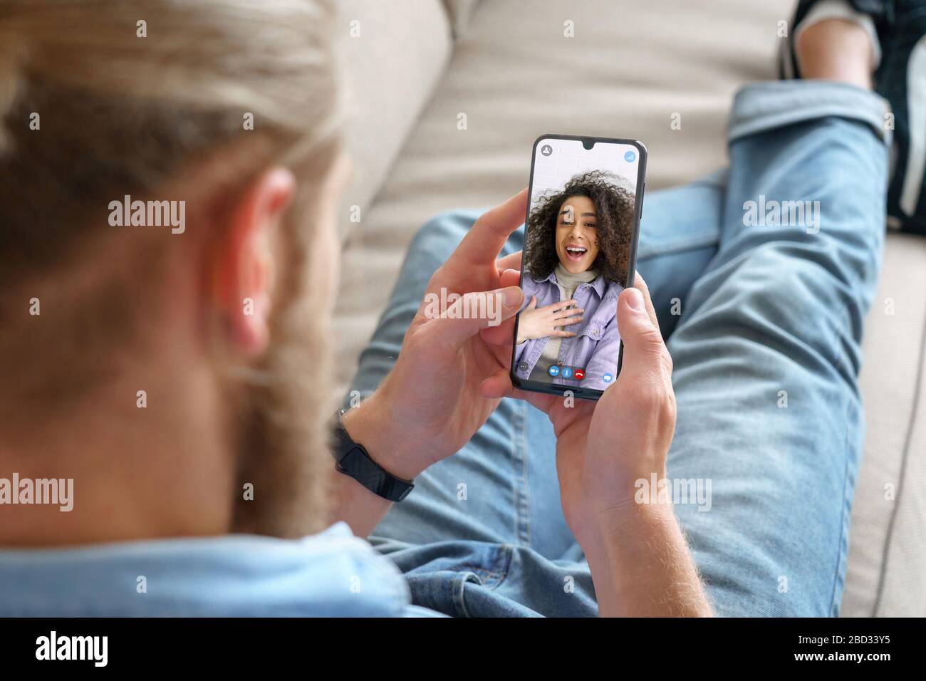 Como Hacer Que El Teléfono De Señal De Comunicando Hombre en videollamada de teléfono móvil fotografías e imágenes de alta  resolución - Alamy