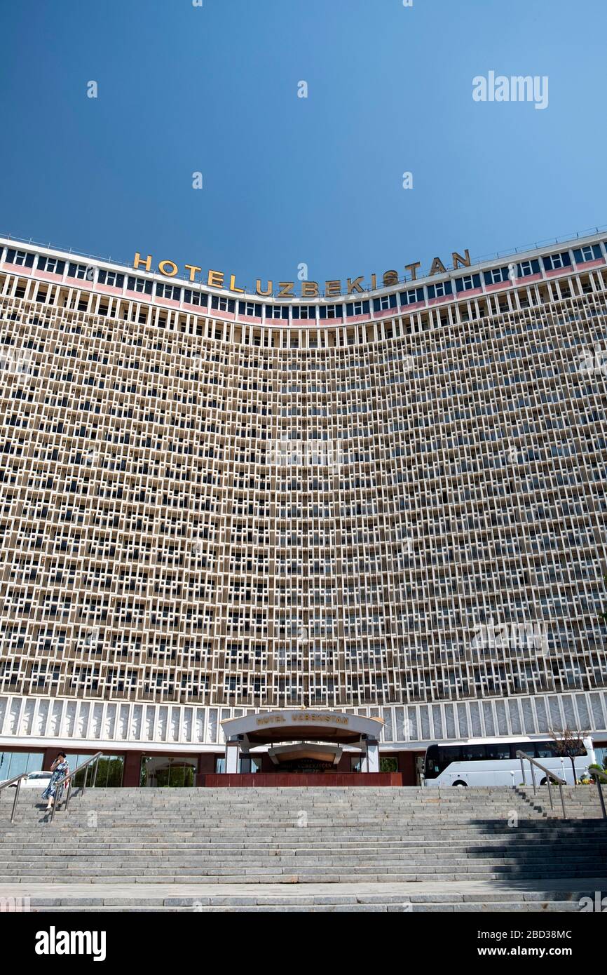 Torre brutalista de la era soviética para el Hotel Uzbekistán en Tashkent Foto de stock