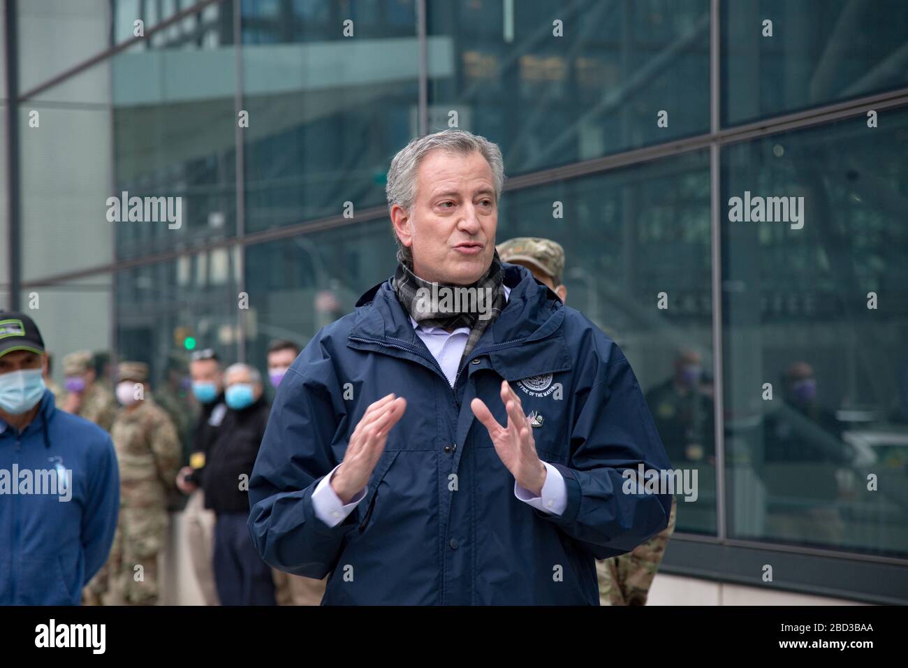 Bill de Blasio, alcalde de Nueva York, habla con los marineros que llegan fuera de la Estación médica Federal COVID-19, instalación de socorro para la pandemia de coronavirus establecida en el Centro Jacob Javits el 5 de abril de 2020 en la ciudad de Nueva York, Nueva York. Foto de stock