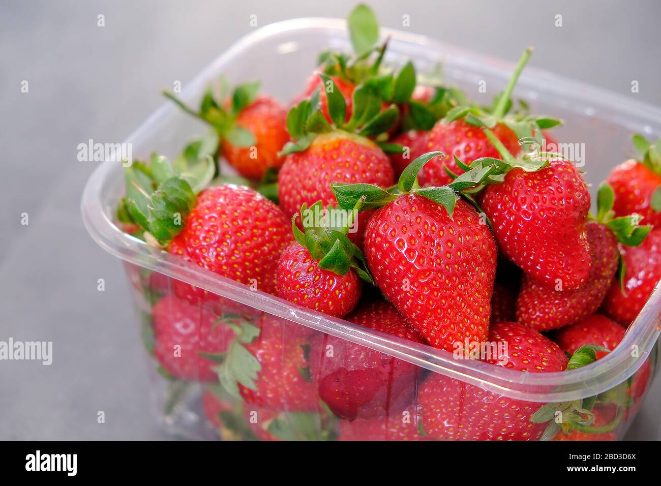 1 Kg De Fresas Frescas En Una Caja De Plástico Sobre Fondo De Madera Gris  Imagen de archivo - Imagen de fresas, gris: 178246975