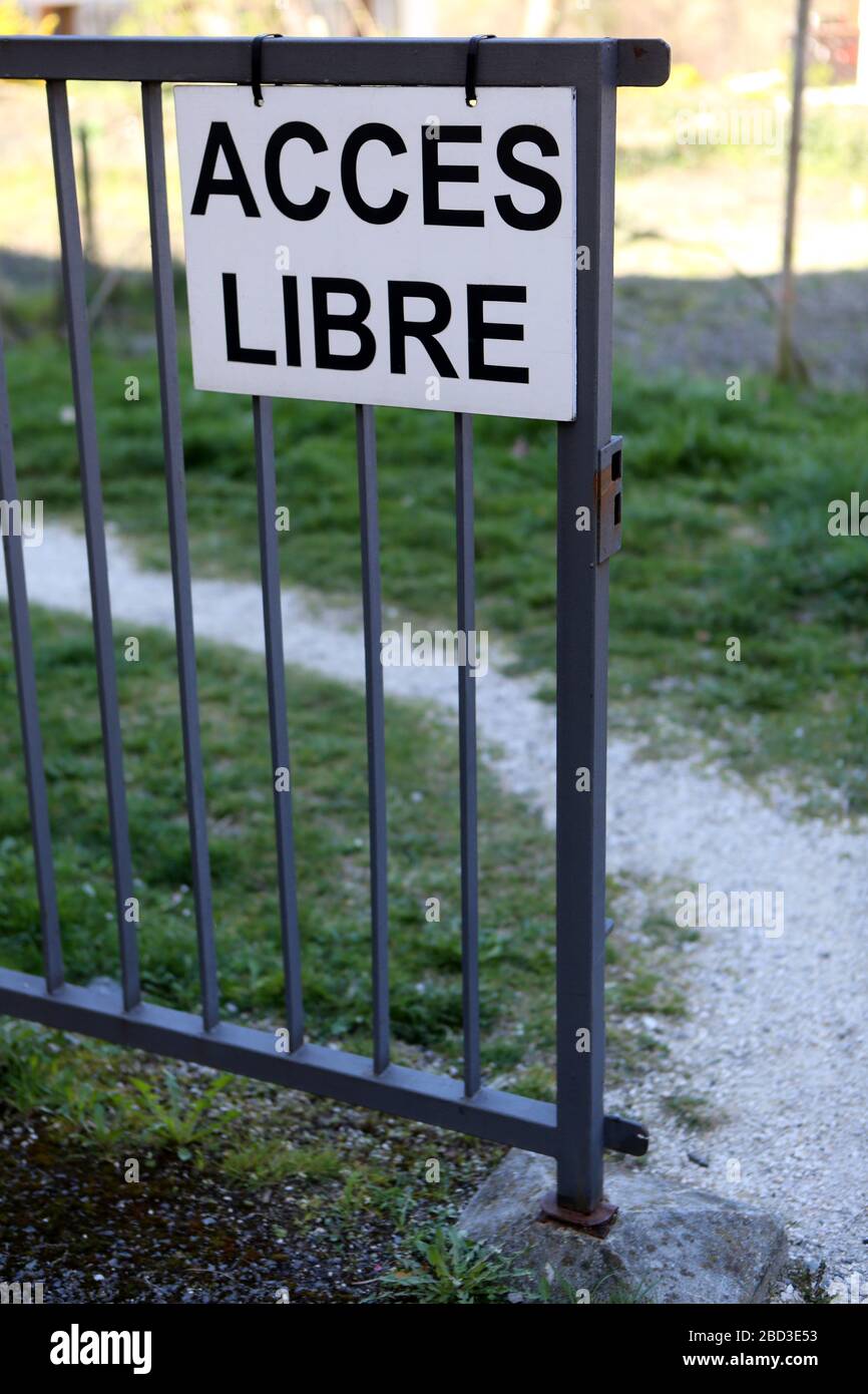 Accès libre. Panneau sur une barrière. Saint-Gervais-les-Bains. Alta Saboya. Francia. Foto de stock