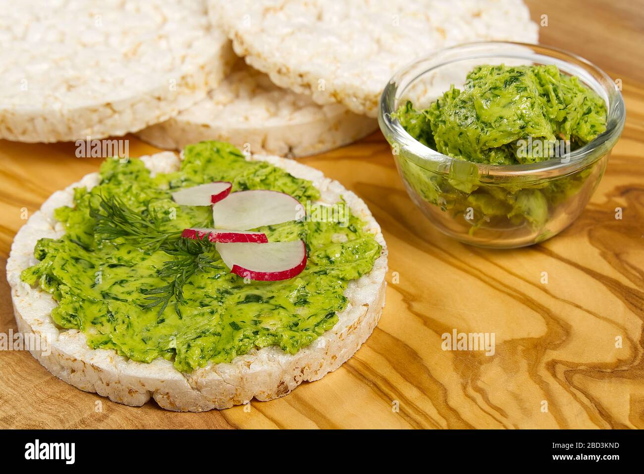 comida saludable pastel de arroz sándwich salado en mesa de madera. Pasteles  de arroz como concepto de desayuno ligero Fotografía de stock - Alamy