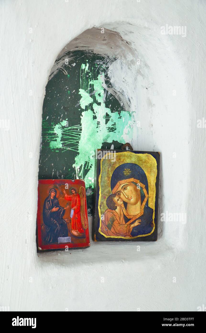 Alcove devocional, santuario en gorgones ortodoxos griegos de la iglesia mostrando iconos incluyendo la virgen María y el niño Jesús. Foto de stock