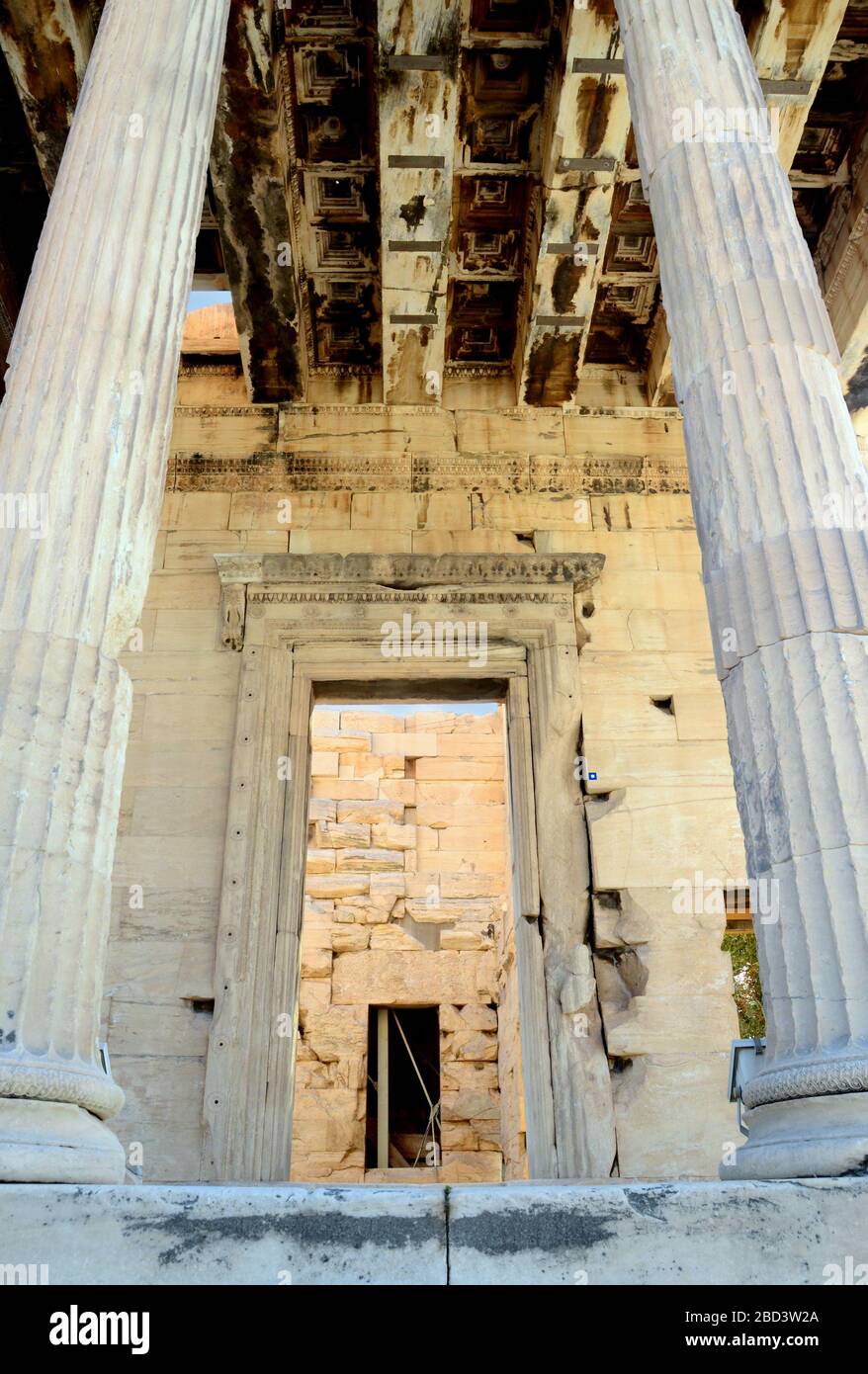 Mirando a las ruinas del Erechtheum, templo iónico de Atenea, construido durante 421–405 ac en la Acrópolis de Atenas Foto de stock