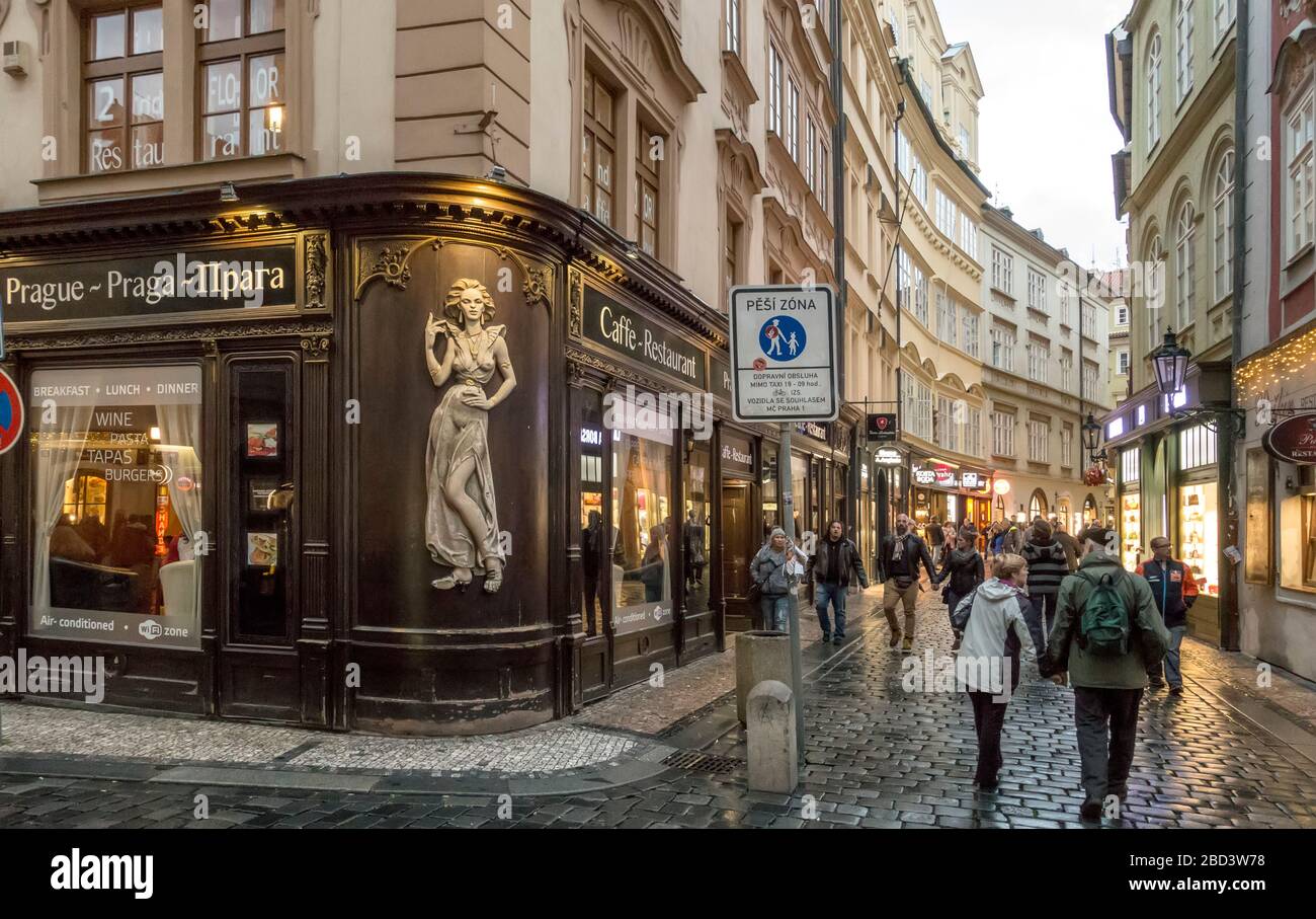 Escena de una calle de Praga, República Checa Foto de stock