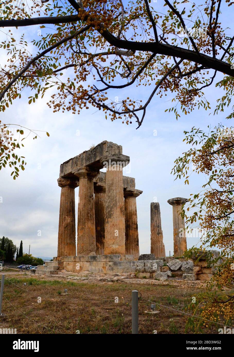 Ruinas del templo dórico de Apolo en el antiguo Corinto, Grecia. Foto de stock