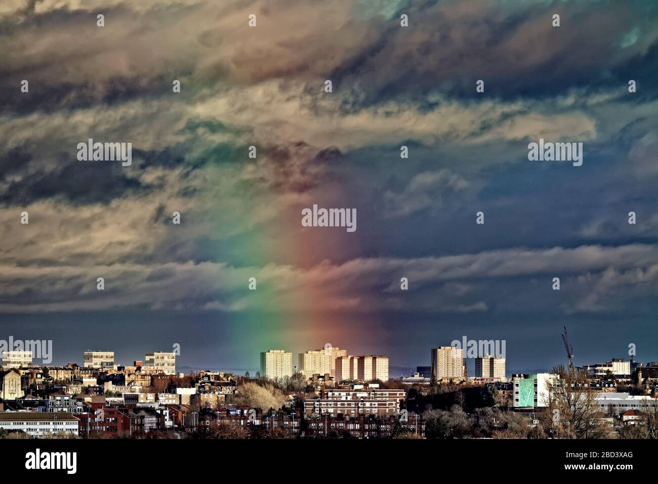 Glasgow, Escocia, Reino Unido, 6 de abril de 2020: Reino Unido tiempo soleado día de primavera con fuertes duchas de abril proporciona un arco iris sobre el centro de la ciudad #chasetherainbow Foto de stock