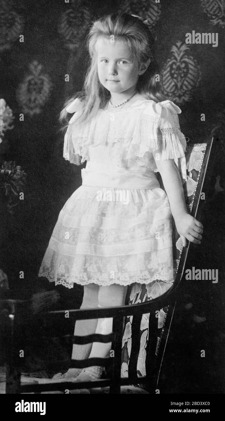 Gran Duquesa Anastasia Nikolaevna de Rusia, 1901-1918, de pie en una silla. La foto fue tomada en aproximadamente 1906. Foto de stock