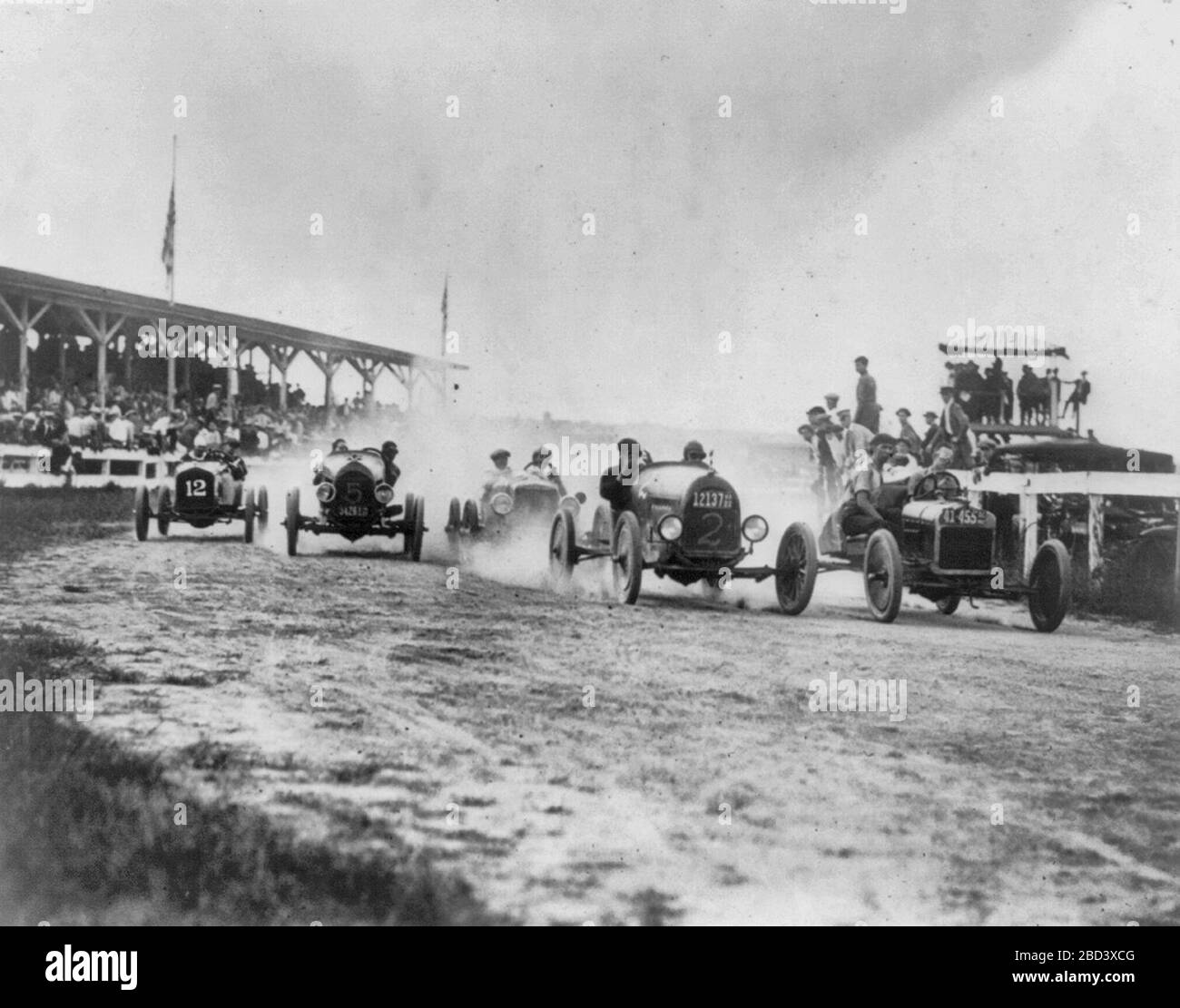 Carreras de autos en o cerca de Washington, D.C. - Vista de la curva de redondeo de autos de dos hombres, alrededor de 1922 Foto de stock