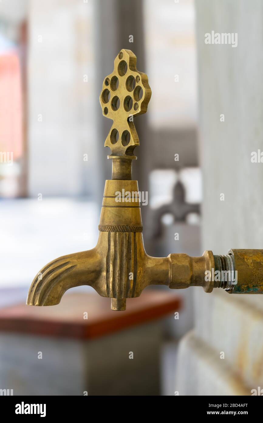 Grifo de ablución antiguo de estilo turco otomano en la fuente de ablución  fuera de la Mezquita de Fatih, Estambul, Turquía, incluye un sendero para  cortar el pelo Fotografía de stock -