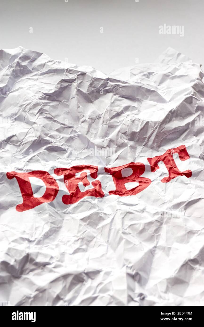 Papel blanco arrugado con la palabra deuda impresa en rojo. Concepto de  vida libre de deudas o libertad financiera. Imagen vertical Fotografía de  stock - Alamy
