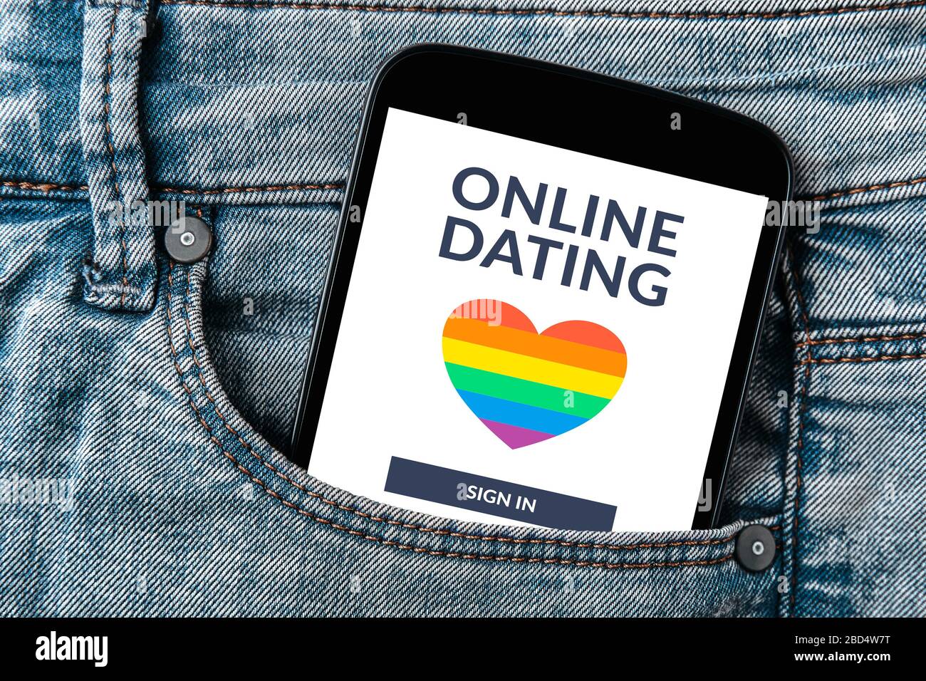 LGBT fechar aplicación concepto en la pantalla del smartphone en el bolsillo de los jeans. Gay citas en línea. Foto de stock
