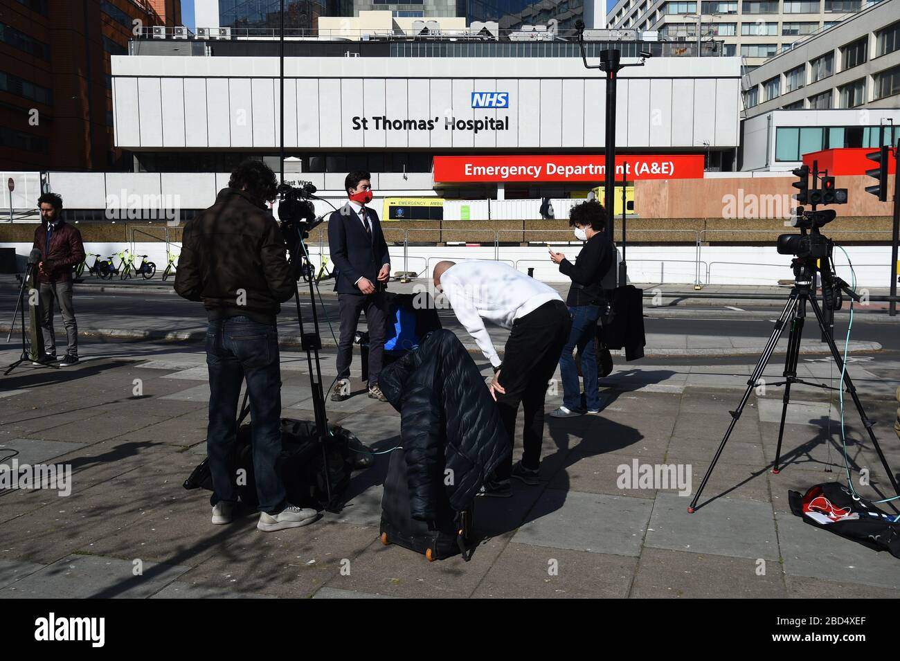 Los medios de comunicación se reunieron fuera del departamento DE A & E en el Hospital St Thomas' en el centro de Londres, donde el primer ministro Boris Johnson está en cuidados intensivos a medida que persisten sus síntomas de coronavirus. Foto de stock