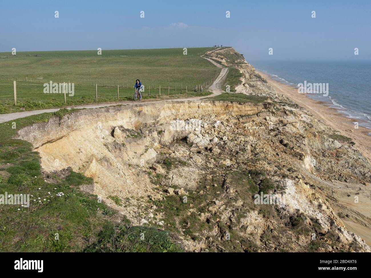Erosión costera a lo largo de la costa entre Milford-on-sea y Barton-on-sea en Hampshire, Inglaterra, Reino Unido Foto de stock