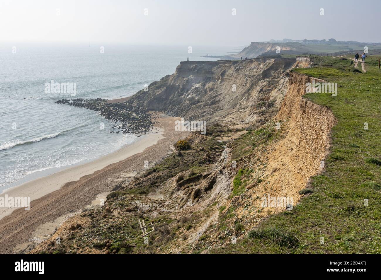 Erosión costera a lo largo de la costa entre Milford-on-sea y Barton-on-sea en Hampshire, Inglaterra, Reino Unido Foto de stock