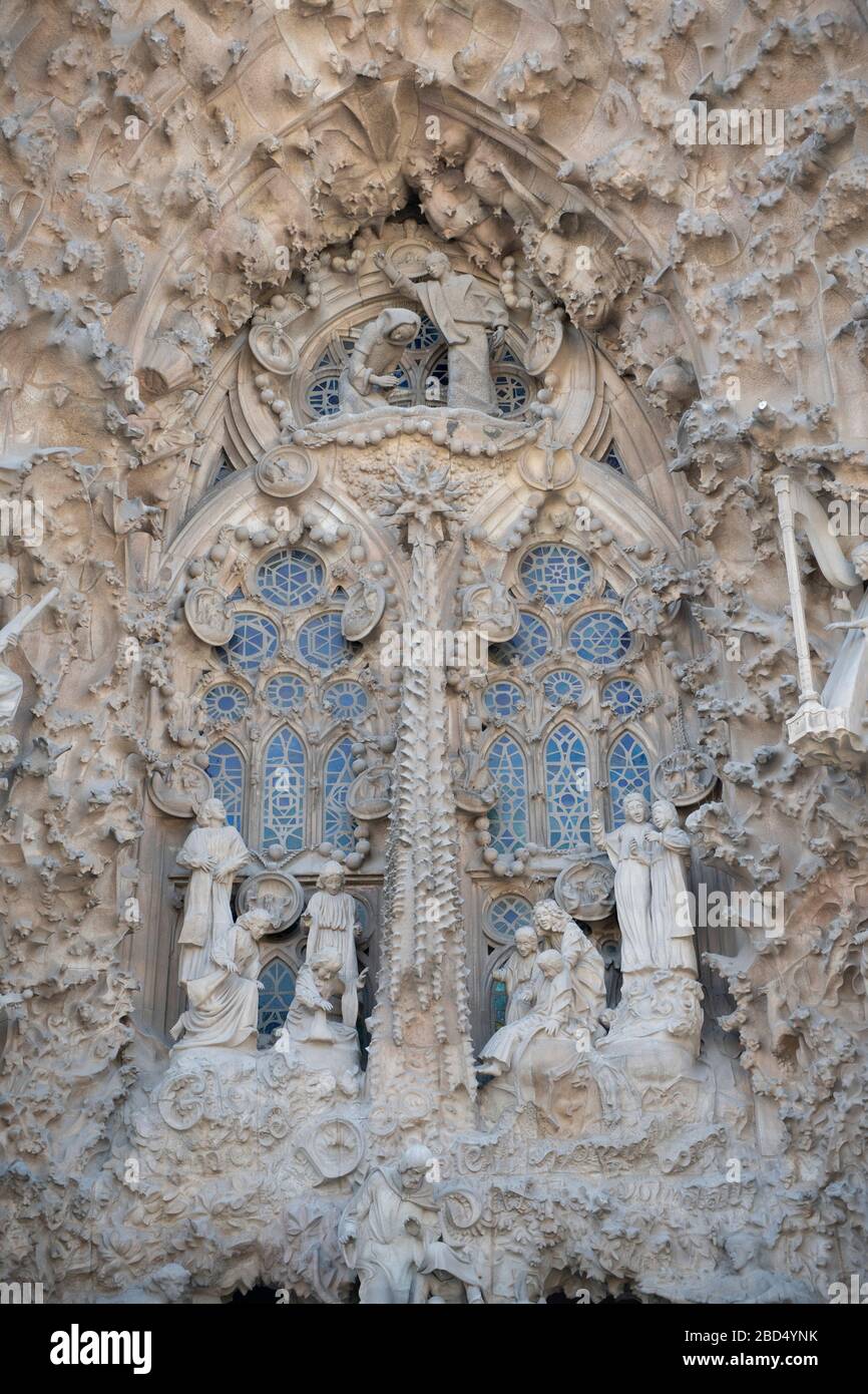 Fachada del nacimiento, Basílica de la Sagrada Familia por el arquitecto Antoni Gaudí, Patrimonio de la Humanidad de la UNESCO, Carrer de Mallorca, Barcelona, Cataluña, España Foto de stock