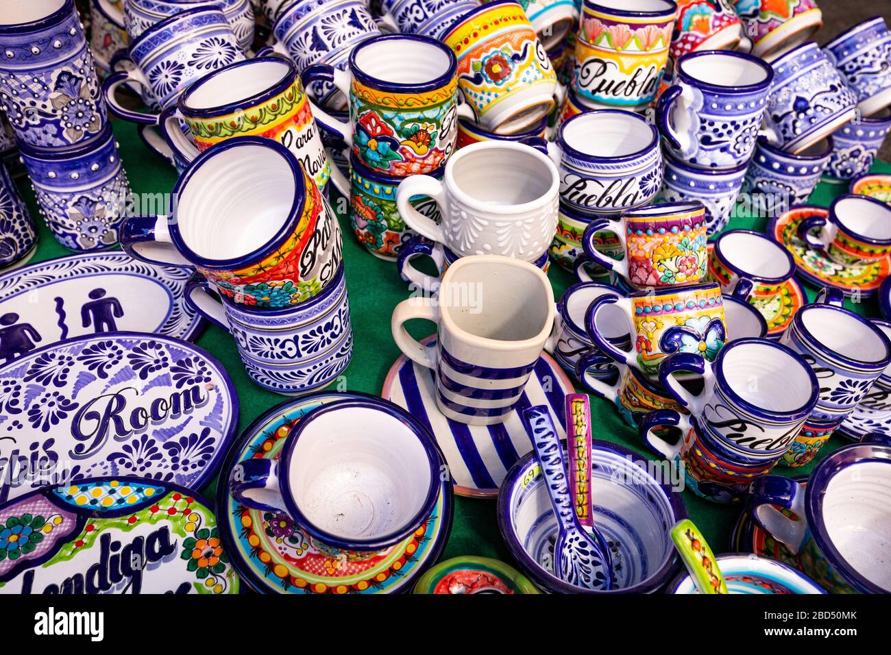 Cerámica mexicana tradicional colorida. Estilo Talavera. Souvenirs en venta  en el mercado local de Puebla, México Fotografía de stock - Alamy