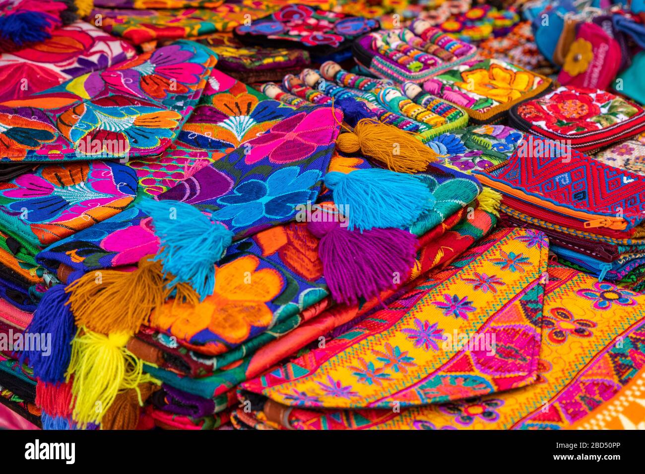 Coloridas artesanías mexicanas a la venta en el mercado, América Latina