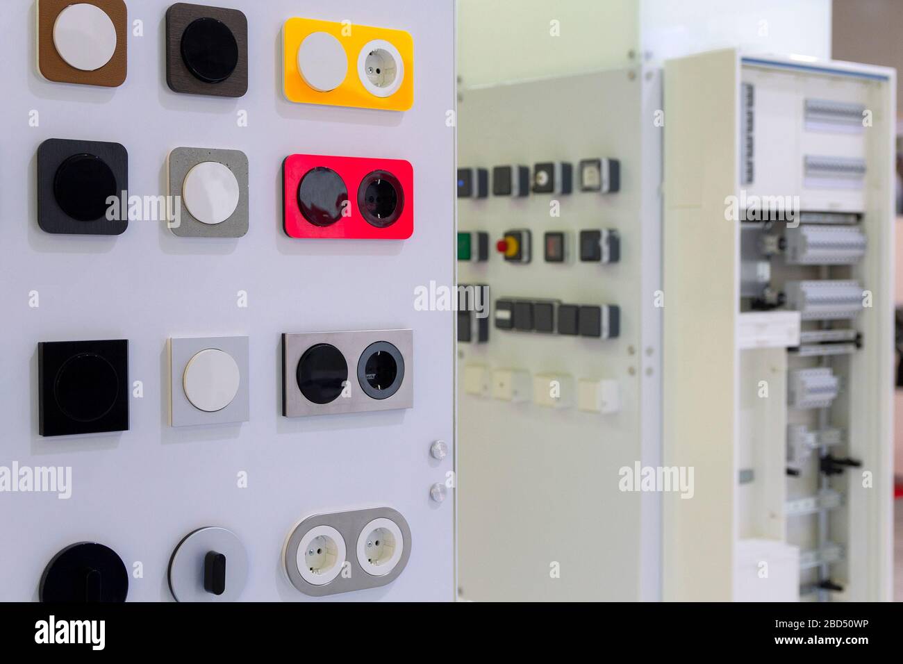 Interruptores eléctricos domésticos y enchufes el soporte de la tienda Fotografía de stock - Alamy