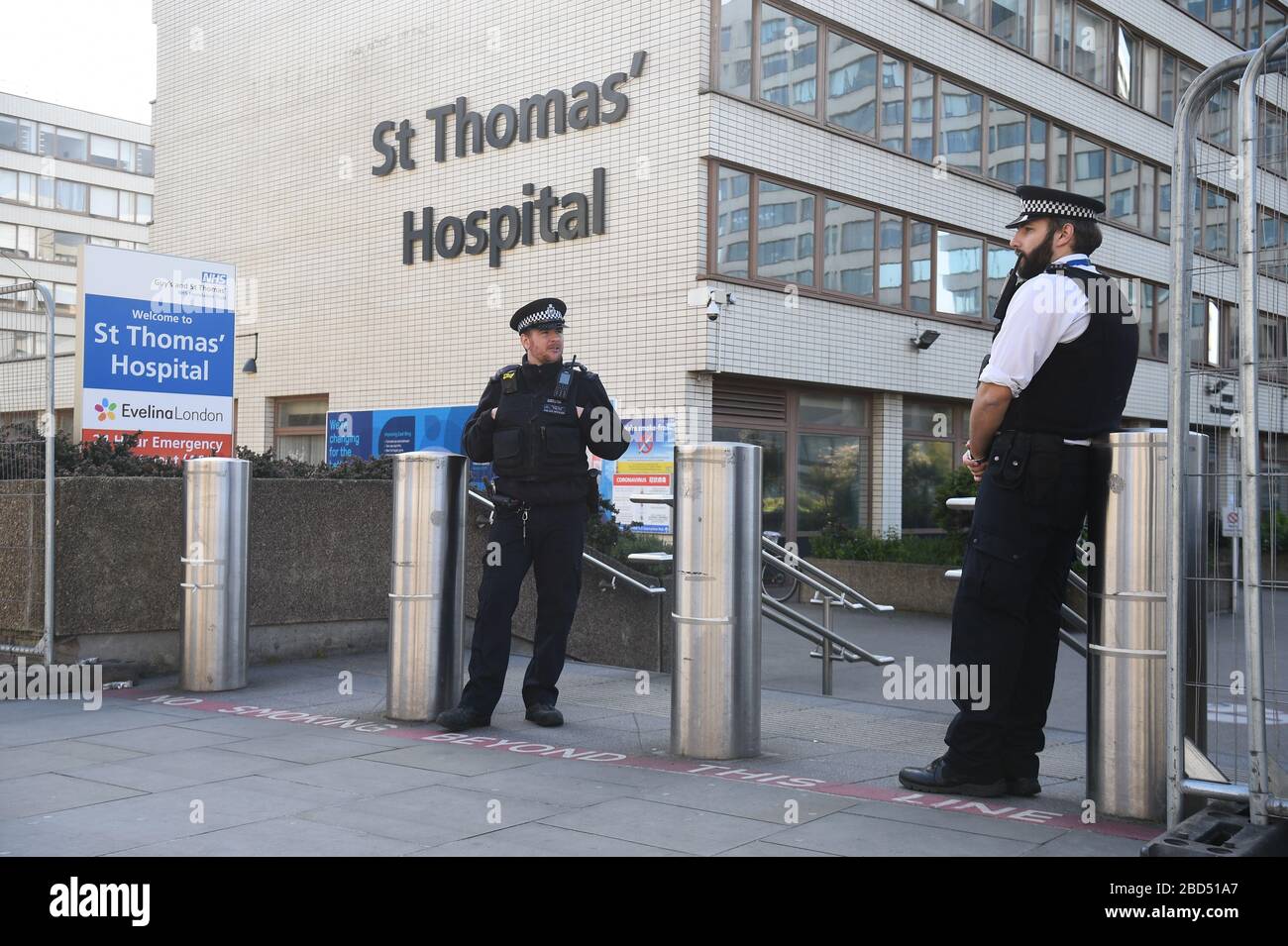 Oficiales de policía en las afueras del Hospital St Thomas' en el centro de Londres, donde el primer ministro Boris Johnson está en cuidados intensivos, ya que sus síntomas de coronavirus persisten. Foto de stock