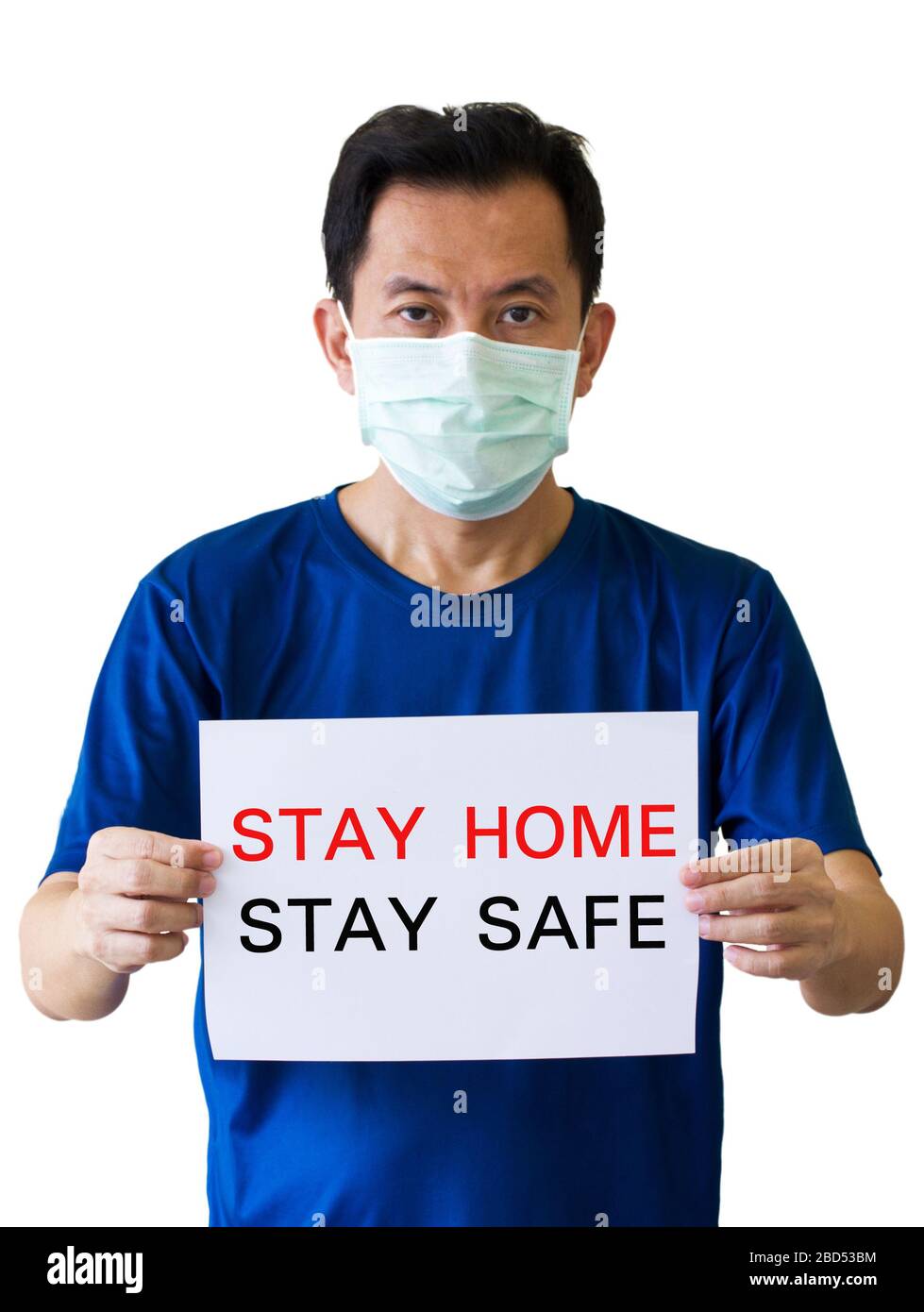 Los hombres asiáticos usan máscaras médicas. Sosteniendo un banner de campaña para permanecer en casa manténgase seguro para prevenir el brote del virus de la Corona que se está propagando alrededor de th Foto de stock