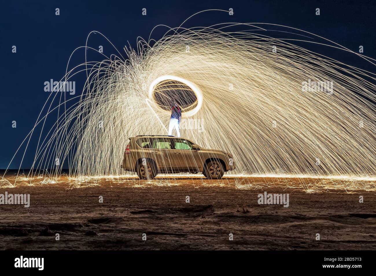 Una lana de acero al fuego por la noche (fotografía nocturna con una velocidad de obturación lenta), con enfoque selectivo. Foto de stock