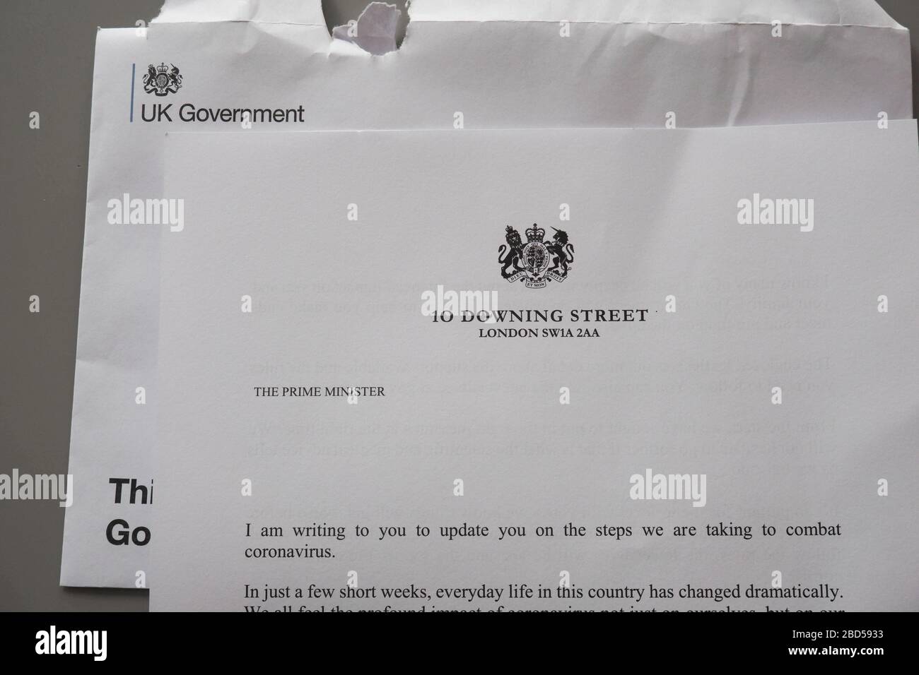 Una carta y un folleto del Gobierno enviados a los hogares de Gran Bretaña en los que se dan consejos e instrucciones durante la pandemia del Coronavirus 19 de abril de 2020 Foto de stock