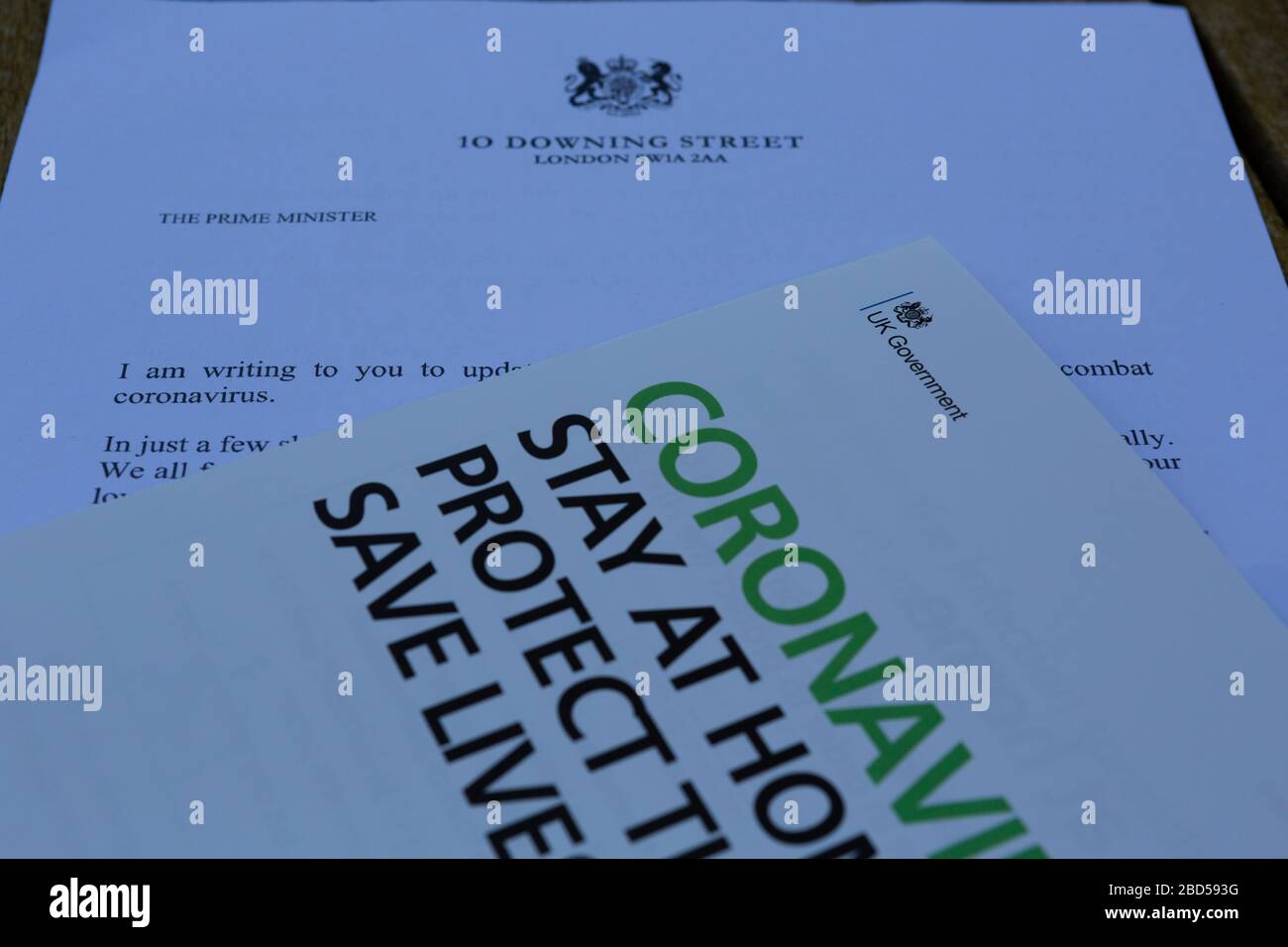 Carta y panfleto enviados por el primer ministro del Reino Unido, Boris Johnson, a todas las casas del Reino Unido sobre la pandemia del coronavirus Foto de stock
