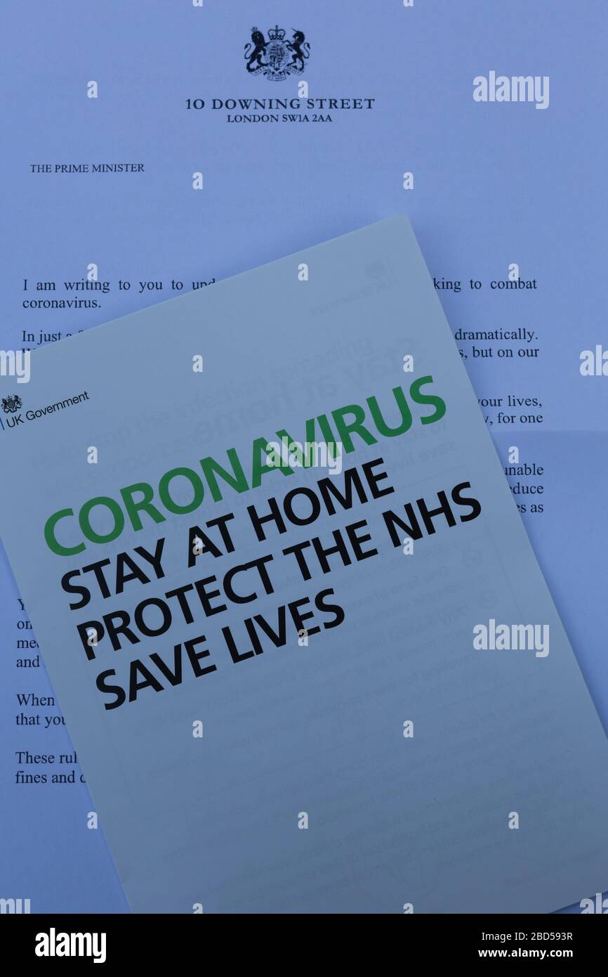 Carta y panfleto enviados por el primer ministro del Reino Unido, Boris Johnson, a todas las casas del Reino Unido sobre la pandemia del coronavirus Foto de stock