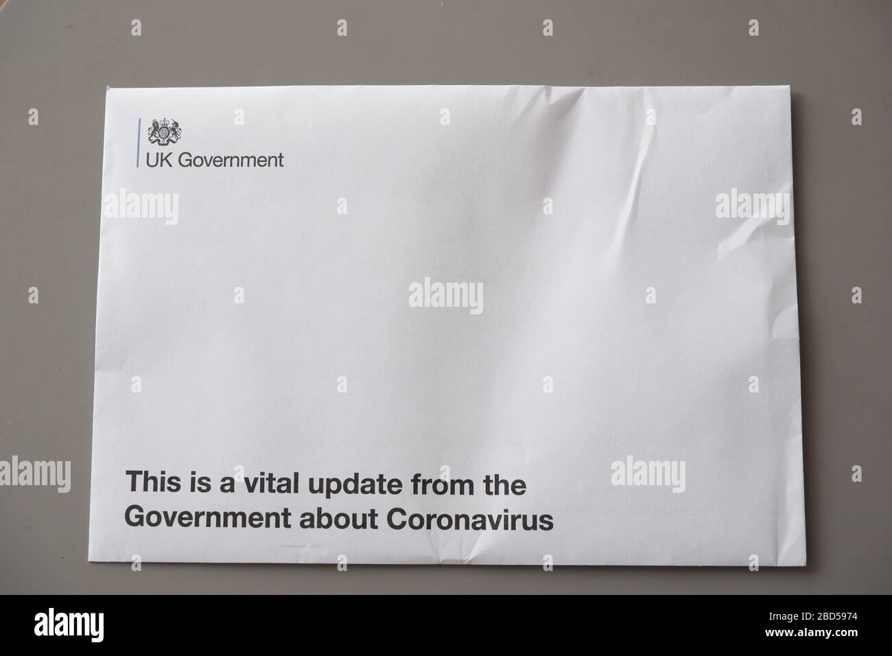 Una carta y un folleto del Gobierno enviados a los hogares de Gran Bretaña en los que se dan consejos e instrucciones durante la pandemia del Coronavirus 19 de abril de 2020 Foto de stock