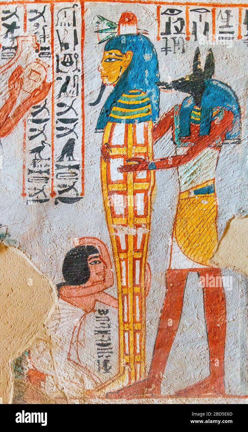 Patrimonio de la Humanidad de la UNESCO, Tebas en Egipto, Valle de los nobles (Dra Abu el Naga), tumba de Roy. Una libación se ofrece a la momia del Osiris Roy. Foto de stock