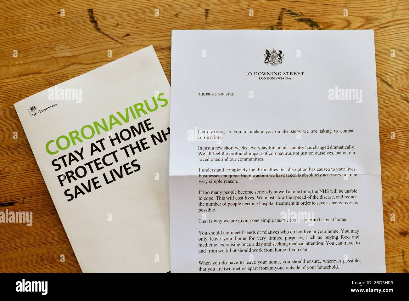 Coronavirus Reino Unido carta del Gobierno del Reino Unido firmado por Boris Johnson con Coronavirus permanecer en casa proteger el mensaje y la información de nhs salvar vidas Foto de stock